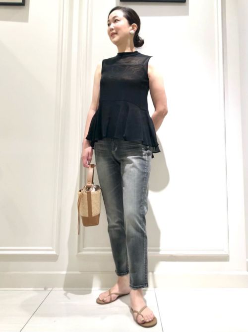 モード感のある黒のデザイントップスをブラックデニムと合わせ、甘さを抑えたコーディネイトに。脚が綺麗に見えるイネドの大人スキニーデニムは、夏のシンプルな着こなしに役立つ一本です。上下とも伸縮性があり着心地は楽々です。

玉川高島屋SC　MODEL:H164cm