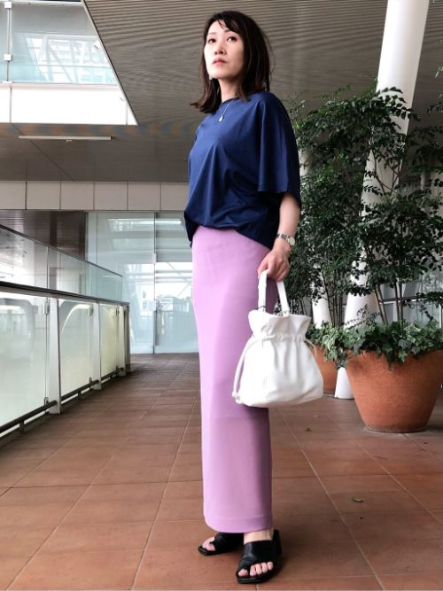 冷んやりサラッと気持ちの良い素材で暑い時期にも最適なトップス。しっかり二の腕もカバーできる袖丈も嬉しいポイントです。リラックス感のあるデザインで女性らしいロングのタイトスカートと合わせてもさりげなく決まります。

玉川高島屋SC　MODEL:H153cm