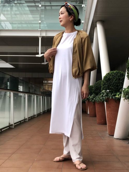 白のカジュアルワンピースを主役に重ね着スタイル。縦長のシルエットを強調するなら似寄りの色を合わせるのがお勧めです。サテン地がお洒落なブルゾンは、冷房対策としても活躍します。

玉川高島屋SC　MODEL:H164cm