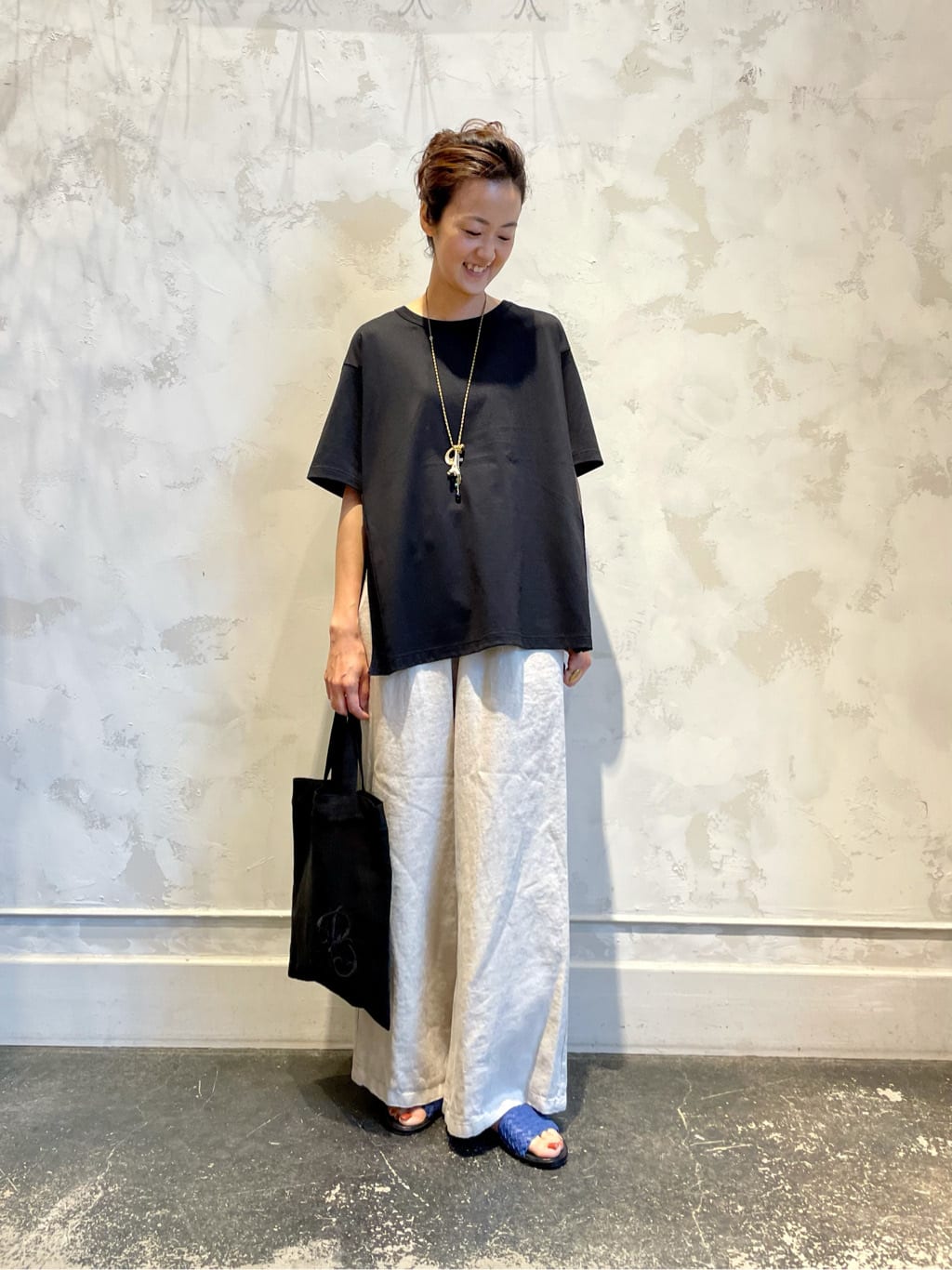 【tops】着用サイズ:F
サイドにかぎ針で編まれたモチーフがつくTシャツ。

スリットは脇下から入っているので、キャミソールワンピースの上に重ね着しても。
前はシンプルなのでアクセントにネックレスを合わせても素敵です。

洗濯　：手洗い可
伸縮性：あり
透け感：なし
裏地　：なし

【bottom】着用サイズ:F
リネン100%のイージーパンツ。

リネンなので涼しく、裏地はついてませんが透け感はないです。
ビアズリー定番のウエストリブに紐が付いているので、ウエストを調節できます。
これからの季節サンダルと合わせて履いていただくと涼しげです。

洗濯　：手洗い可
伸縮性：なし(ウエストはゴムなのであり)
透け感：なし
裏地　：なし

【bag】
ビアズリーオリジナルのリネンバッグ。

BEARDSLEYのイニシャル「B」の文字を刺繍したバッグです。マチ無しですが、A4ファイルが入る大きさです。
裏地付きで、内ポケットがついているので仕事用にサブバッグで持つのにも使えます。
こちらはブルー系のパーツがポイントのデザイン。
無地のTシャツに映えます。
ひとつひとつ全て違うパーツがつくので、お気に入りを見つけにいらしてくださいね。

【necklace】
エッフェル塔パーツがついたLA TONKNOISEのネックレス。
LA TONKNOISE/ラ トンキノワーズ　¥17,600

【shoes】着用サイズ:37
dragon