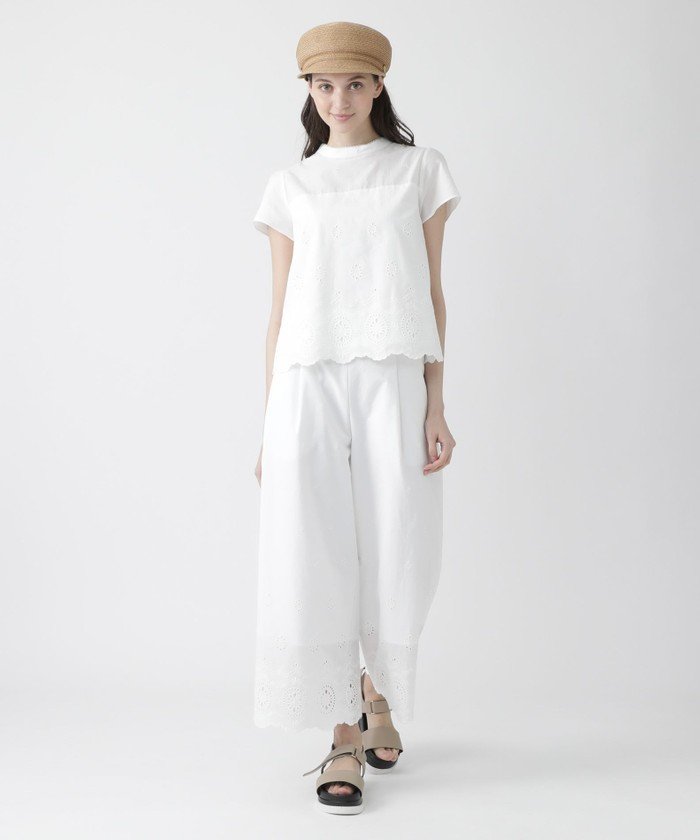 フェミニンなエンブロイダリーレースのブラウスです。
裾にかけてグラデーションになっている柄がポイントで、ヘムにあしらったスカラップが華やかな一枚です。