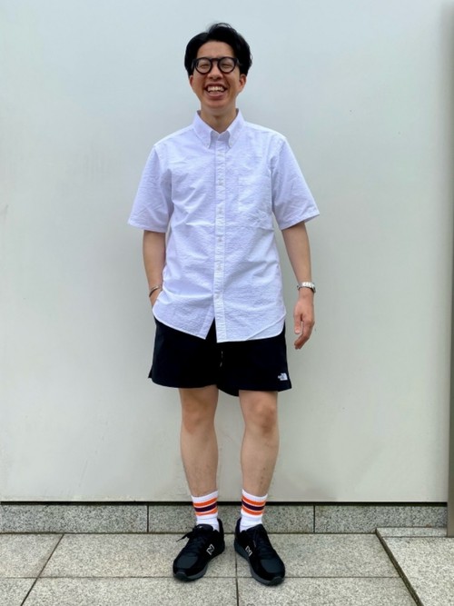 夏のショーツスタイル。
ホワイトのシャツを合わせ、さわやかさを意識しました。
またシャツのサイズを1サイズ上げることでこなれた雰囲気へ。