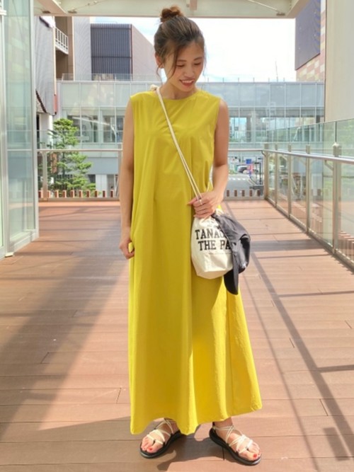 カラーワンピースは日差しの下で映えて、夏のレジャーシーンにピッタリです。スポーティーな小物と合わせてアクティブな印象にまとめました。
