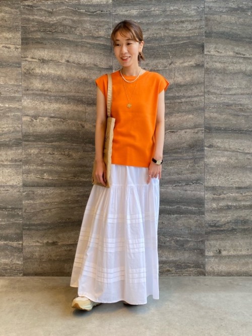 白とオレンジを合わせ、夏らしいコーディネートにしました。ティアードデザインのスカートは甘めなので、カジュアルなスニーカーを合わせバランスを楽しみました。