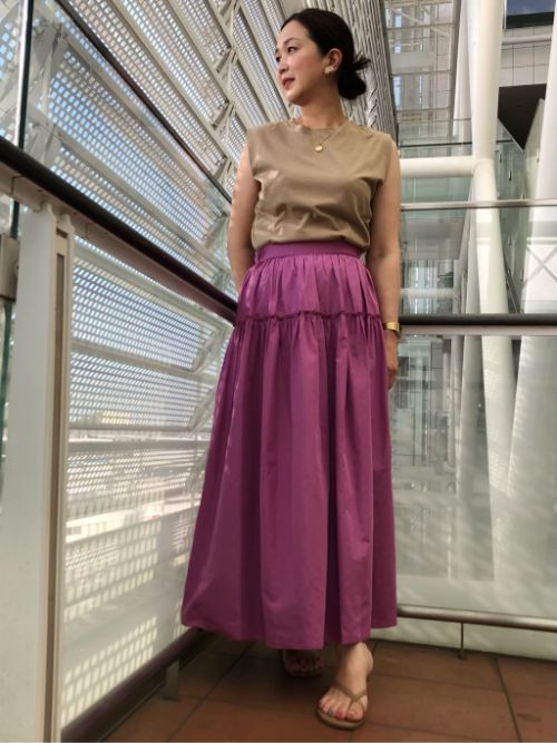 おすすめの配色コーディネイトのご紹介です。肌馴染みのよいベージュがボトムの綺麗色を引き立て、またスカートに目がいくので上半身はすっきり見えるという嬉しい相乗効果。スカートはコンパクトなタフタ素材でしなやかな手触りです。シンプルな着こなしがぐっとお洒落に。

玉川高島屋SC　MODEL:H164cm