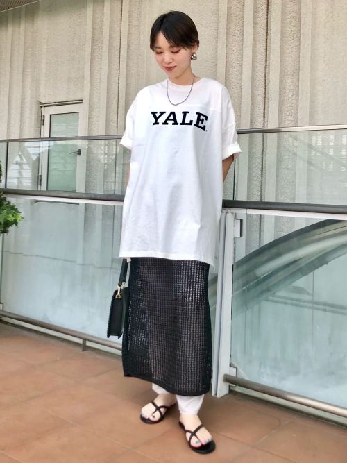 アメリカYALE大学の拘りのプリントを施したカレッジTシャツ。ゆるめな身幅に加えルーズなサイズ感です。定番なカレッジロゴアイテムは、年齢やスタイルを問わず幅広い方にご愛用頂けます。和紙の清涼感が心地良いニットスカートはジャージーパンツにプラスすると、レディなレイヤードスタイルに。透け感を楽しむのが旬です。

玉川高島屋SC　MODEL:H165cm