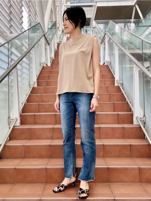 Inedスタッフのデニムパンツを使ったレディースファッションコーディネート No