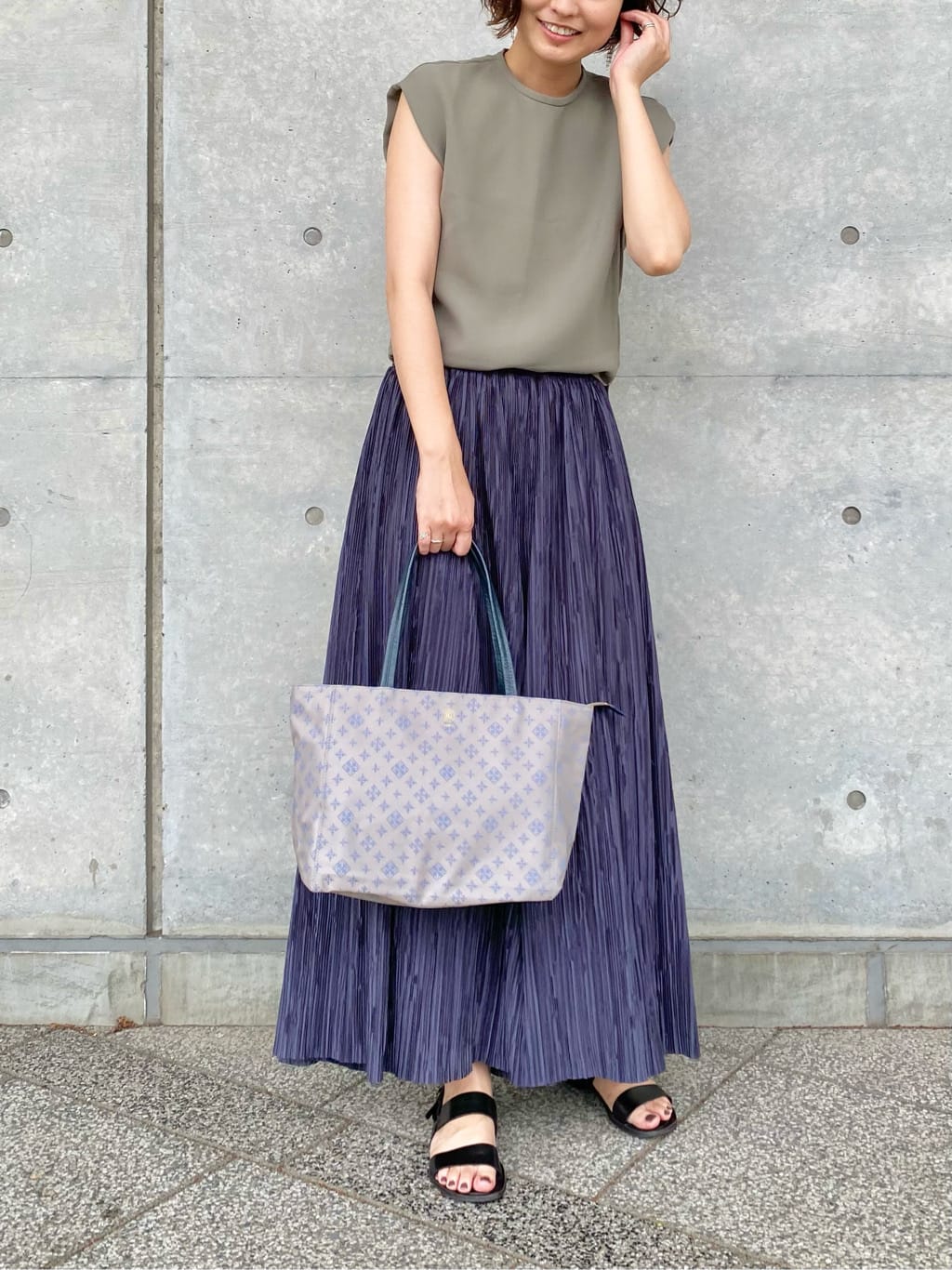 Russetスタッフのトートバッグを使ったレディースファッションコーディネート No