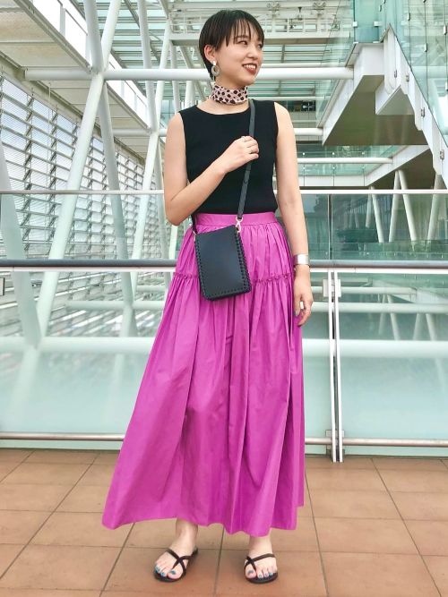パッと目を惹く華やかなカラースカートで気分もアップ。黒のノースリーブニットと合わせると辛めに仕上がり、インスタイルで着痩せ効果も狙えます。絶妙なボリューム感で存在感があり、レディライクなスタイルが完成。ピンクでも甘くなりすぎず、大人っぽく着こなせます。パンツよりもエレガントになり、トライしやすいです。

玉川高島屋SC　MODEL:H165cm