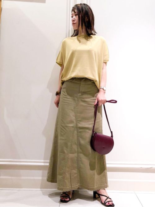 薄手に仕上げられたニットは華奢見えするようなしっとりとした印象。 サラッとした素材が晩夏から秋に向けて長い時期活躍です。少しトーンを抑えたカラー展開なので、黄色など色モノでも挑戦しやすいと思います。 スカートはお腹周りはすっきり。ももの辺りから裾に向かうドレープが縦長効果になるので小柄な方にもオススメです。

玉川高島屋SC　MODEL:H153cm