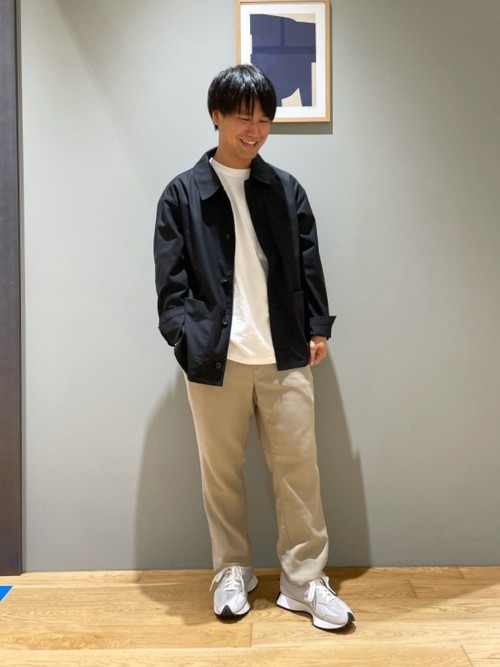 秋を意識してアウターにカバーオールを着用しました。インナーは1枚着でもきれるアイテムを着用しているので、カバーオールを脱いでもそのまま着れるコーディネートにしました。
