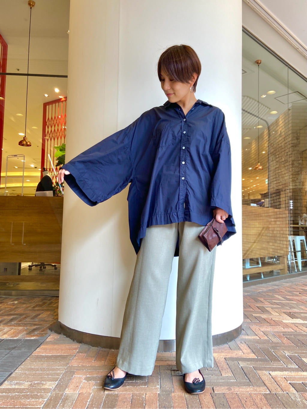 【tops】 着用サイズ:F model：159㎝
1枚でオシャレに着て頂けるデザイン。
お袖がゆったりしてるのがポイント。
お尻も隠してくれるので、細めのパンツでも安心です。

price ¥63800（税込）


洗濯　：手洗い可
伸縮性：なし　　　　　　　　　
透け感：なし
裏地　：なし

【bottom】着用サイズ:1サイズ
あまり広がらずスッキリしたデザイン。
バギーパンツが苦手な方にもオススメです。　

洗濯　：手洗い可
伸縮性：なし　　　　　　　　　
透け感：なし
裏地　：なし

【お財布】
レザーで出来ています。
中もカードが沢山入るデザインです。
一つ一つハンドメイドなので風合いが違います。

shoes
pierce staff belongings
