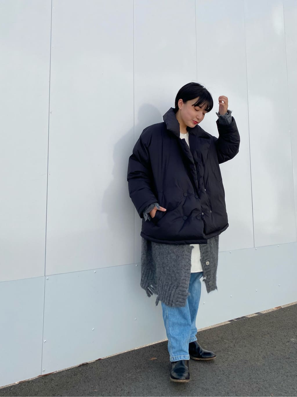 【outer】着用サイズ:F
ダメージ加工をほどこした、アルパカ混のニットを裾にあしらい、重ね着したようなデザイン。

【pants】着用サイズ:27
トゥルーニューヨークのデニムパンツ。
ウエストは少しゆったりめでハイウエストで履いて足首が隠れる長さです。

【shoes】
sample