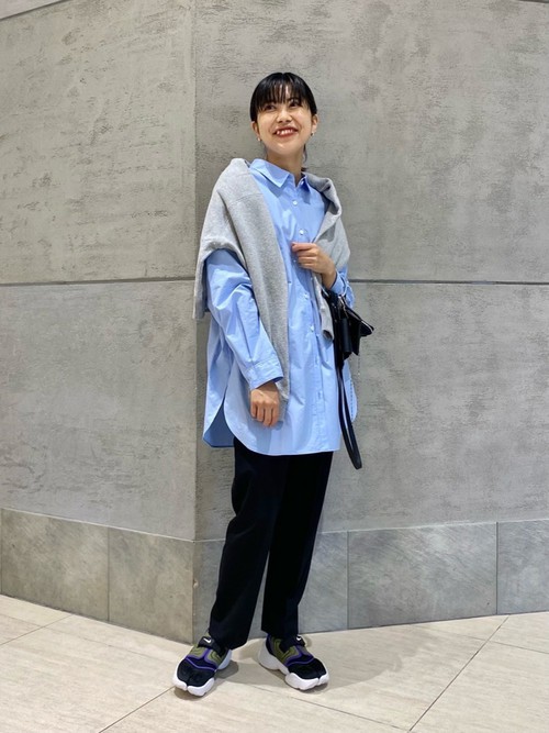 ビッグシルエットのシャツをメインに、スウェットを肩がけして、ラフな印象に仕上げました。重ねて着ていただいてもかわいいです。