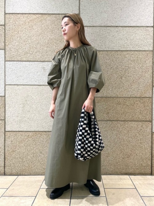 張り感のあるワンピースに今年らしいサイドゴアブーツで合わせました。
チェッカー柄のバッグはクラッチバッグにもなる目を惹くアイテムです。