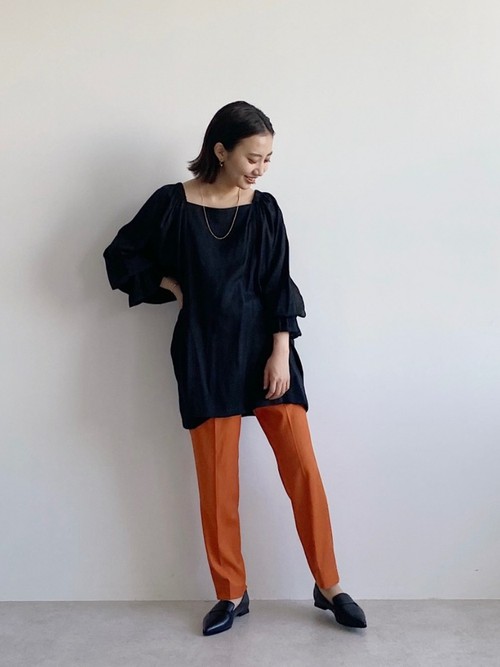 首周りがスッキリとしたブラウスなので、長めのネックレスを合わせてポイントにしました。
