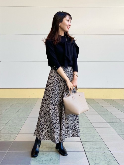 全体的に黒のアイテムで組み合わせたモノトーンなスタイリング。スカートはエアリー感のあるフェミニンな柄スカートを合わせて、重たくない印象に。ブーツを合わせて秋らしくしました。

