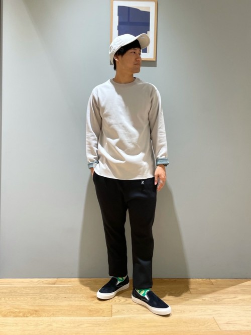 グラミチのテーパードパンツにシンプルにWフェイスのクルーネックTをあわせてコーディネートしました。
