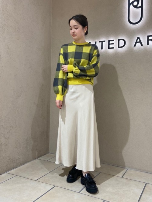 着丈が短めのチェック柄のニットに、フレアスカートを合わせて全体のバランスを取りました。
スカートはシーズンレスで着用していただける素材なので、シャツやカットソー合わせはもちろんニット合わせもおすすめです
