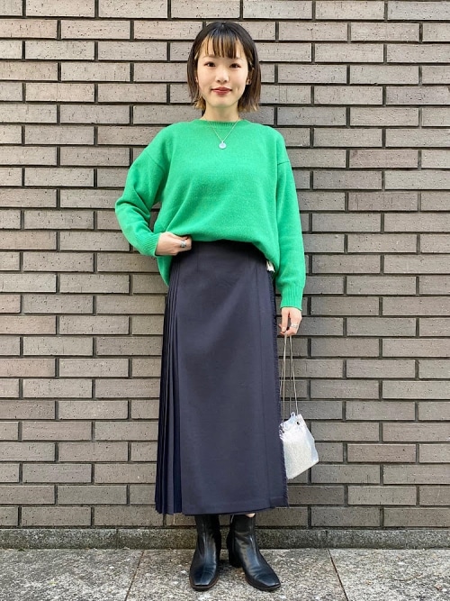 身長：160cm / 普段サイズ：34or36

◆ニット
【着用サイズ】36
【サイズ感】
程よくゆとりのあるサイズ感
【素材感・着心地】
とても柔らかく肌触りの良いウールカシミヤ素材
チクチク感はなく、温かみのある生地です(^^)
ボトムを選ばないシルエットで、インスタイルもアウト
スタイルもどちらもお楽しみいただけます

◆スカート　ONEIL OF DUBLIN
【着用サイズ】08
【サイズ感】
ウエストはサイドのベルトで調節していただけます
くるぶしが見えるくらいの丈感でショートブーツとの相性◎
【素材感・着心地】
ハリ感のあるウール素材
ややチクチク感はありますが、タイツなどと合わせて
いただくと気にならない程度かと思います
すっきりしたシルエットなのでボリュームのあるニットとも
合わせていただきやすいアイテムです😊