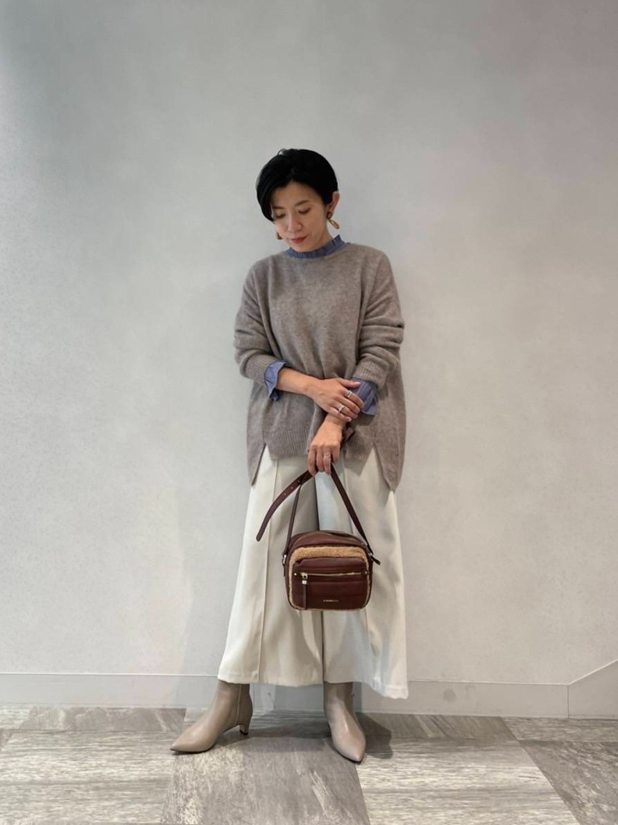 身長：158cm
普段サイズM/着用サイズ トップス38、ボトムス38

 パウダーサテン素材でさらっとした着心地のブラウスはヒップが隠れる長めの着丈です。
 カーディガンで合わせたり、ニットと重ねてレイヤードスタイルでもかさばらないデザインとなっています◎ 
今回はブラウスの前だけインしてスッキリさせてみました。
