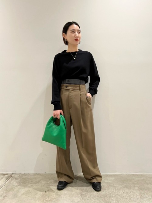 ベーシックなニットにデザイン性のあるパンツを合わせてシンプルながらも着映えするコーディネートにしました。小物でカラーを取り入れて華やかさを。

