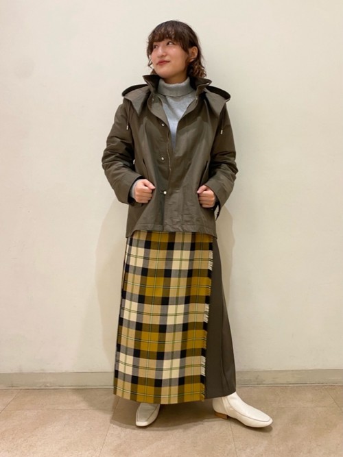 アウターはシャリ感があり軽く、ストレスフリーで、中のボアを取り外し頂けます。トップスはコットンで肌触りが良いです。ラップスカートはウエストのベルトでサイズの調整可能です。

