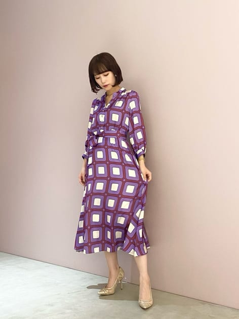 レトロな柄感とビビットな配色が目を引くワンピースです。サテンの素材が高級感を感じさせる一枚。ウエストは付属のリボンで絞ることもでき、シルエットの変化も楽しんでいただけます◎