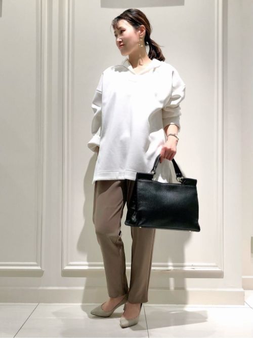 綺麗めでいてスポーティな印象のある柔らかな着心地のパーカー。立体的なフォルムになるので、体のラインを拾わないのも嬉しいです。 お袖は折り返しても問題のないデザインで、長さ調整も簡単。 ボトムはリラックスして着れるウエストゴムのパンツ。サイズ感はゆったりめになっています。

玉川高島屋SC　MODEL:H153cm