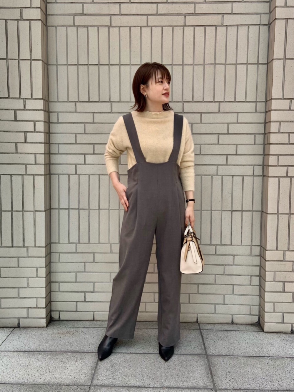 身長：161cm

【ハイウエストでスタイルアップを叶える！ウールライクサロペット】
 普段のサイズ// 38 着用サイズ// 38 ▷サイズ感// ハイウエストデザインで脚が長く見えてスタイルアップ効果◎！！ 2サイズ展開となっており、後ろのボタンで長さ調節可能です。 ▷着心地// お腹周りには程よいゆとりがあり、窮屈感なく着ていただけます☺️ 肩紐は太めで肩から落ちにくく、ストレスのない着心地です🌿