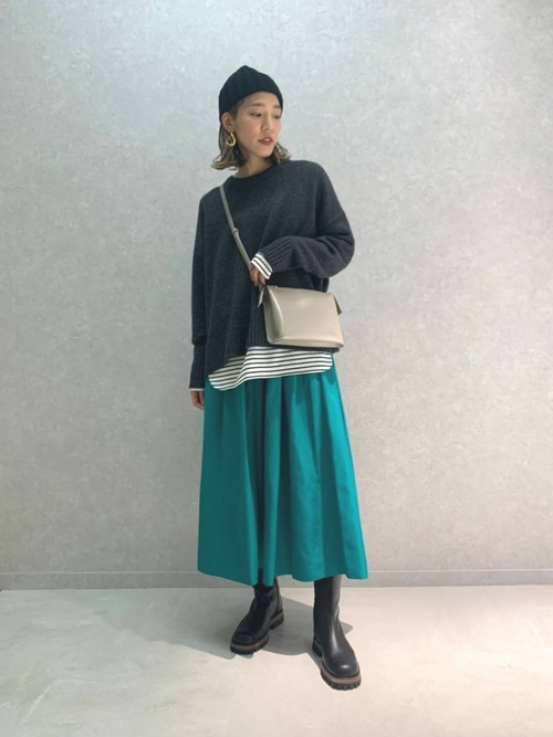 ボリュームがあるスカートを、少しメンズライクにコーディネート。ゆったりめなニットに、柄のカットソーを合わせアクセントをプラス。ボリュームのあるブーツを履き、トレンド感を演出しました。