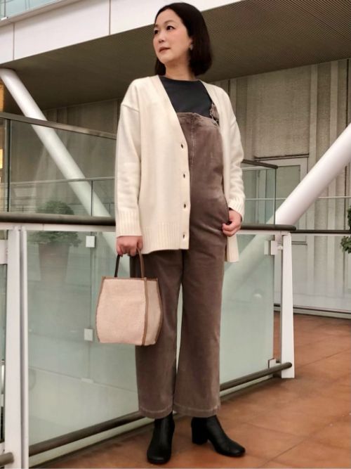 着回しの効くベーシックなＶネックのカーディガン。ボクシーなシルエットで今っぽく。軽くて暖かみのある上質なウール使いが自慢です。

玉川高島屋SC　MODEL:H164cm