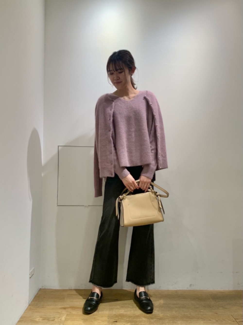 身長：167cm

淡いカラーが可愛いＶネックニット。生地の厚みは少ないですが毛100%なので暖かく着用頂けます。 触り心地はふわふわで毛特有のチクチク感も少ないです♪ デニムとの合わせで甘辛く、スカートとの合わせでフェミニンに幅広いスタイリングが可能です。 また、カーディガンは肩掛けをするのもおすすめです！！ 是非、チェックしてみてください！