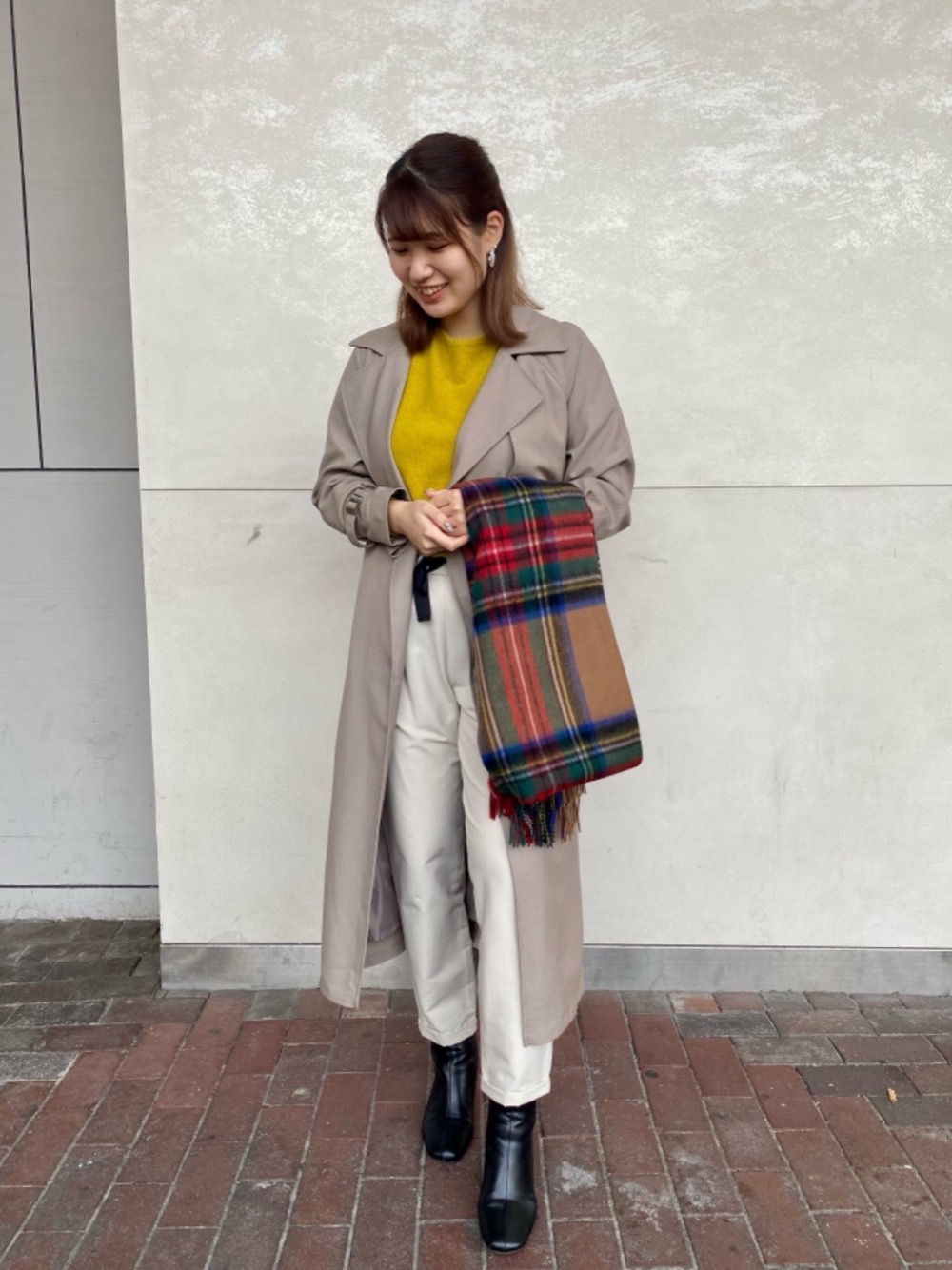 身長：162cm

着用サイズ/ニット、パンツ、アウター38サイズ (パンツ、アウターは 36.38サイズあり) 
【coordinate point】 
アウターとパンツが淡いお色味なのでイエローカラーのニットを入れてメリハリをつけたスタイリングにしました。 
フォックス混のニットなのでとても温かくお召し頂けます♪ トレンチコートはハーフ丈とロング丈がございます。
前ボタンがないのでさくっと羽織って頂けます！お色味もとても可愛いので合わせやすいアウターです！