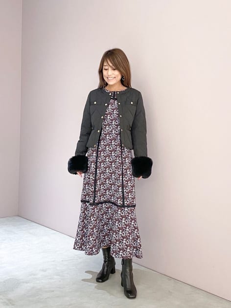 パッチワーク切り替えが体全体をすっきりと見せてくれるワンピース♪
ロングですが広がりすぎないシルエットで、ご身長も選ばず着ていただけます◎
ショートのキルティングジャケットとの相性も抜群ですよ。