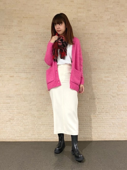 ピンクのカーディガンが引き立つようにインナーとスカートはホワイトにしました。ストールとカーディガンの色味を合わせることでコーディネートがまとまります。