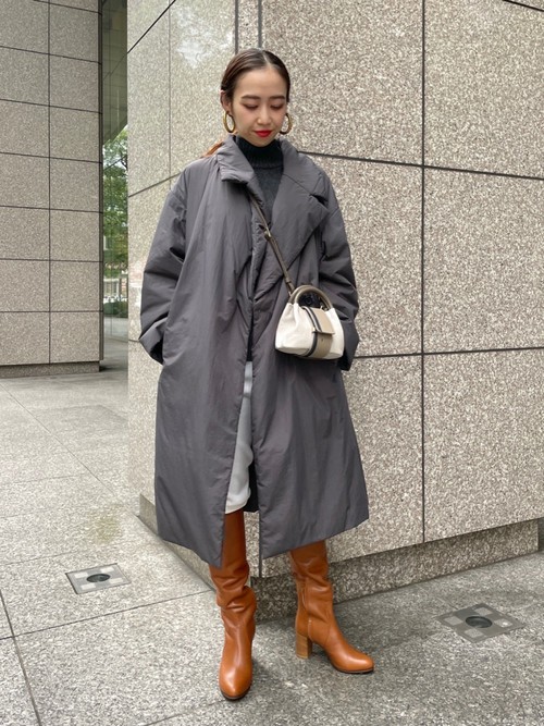 ウールアウターの重みが苦手な方におすすめしたいアウターを、カジュアル見えしないように、クリーンな白の細身のパンツにロングブーツを合わせて、大人の女性のかっこよさをイメージしてコーディネートしました。ブーツはブラックのカラーだとコンサバになりすぎるので、ブラウンで抜け感を出しました。