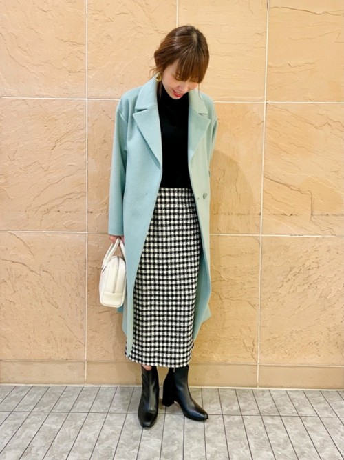 ギンガムチェック柄をアクセントに鮮やかなライム色のコートを合わせ大人なカジュアルスタイルにしました。低身長でもスッキリ見えするコートは1枚あると便利なアイテムです。
