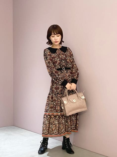 総プリントが華やかなワンピースです。襟とベルトは取り外し可能なので色々なシルエットでご着用頂けます◎肌触りのいい薄手の生地感で、着心地抜群です。