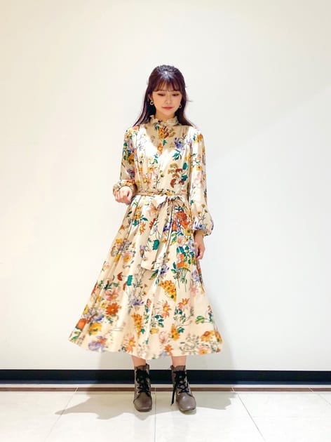 美しい発色と優雅なタッチのフラワー柄がクラス感のあるワンピース。
イタリアの老舗布地メーカーRATTI社のボタニカルプリントサテンです！
ネック周りのさりげないフリルディティールが女性らしさを演出してくれます。
ブラウンやカーキのアイテムと合わせるのがオススメです♪
レザーやブーツと合わせて秋コーデを楽しんでください！