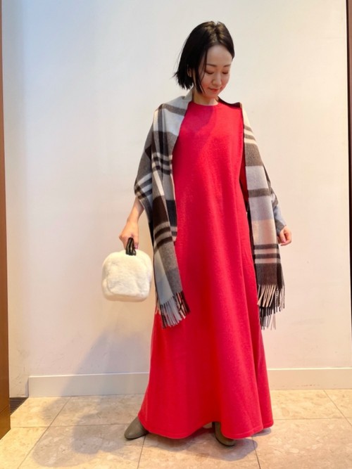 赤に近い鮮やかなピンクを主役に、チェックの配色が優しいマフラーをコーディネートしました。ブーティで秋らしく、休日のお出かけスタイルにいかがでしょうか。