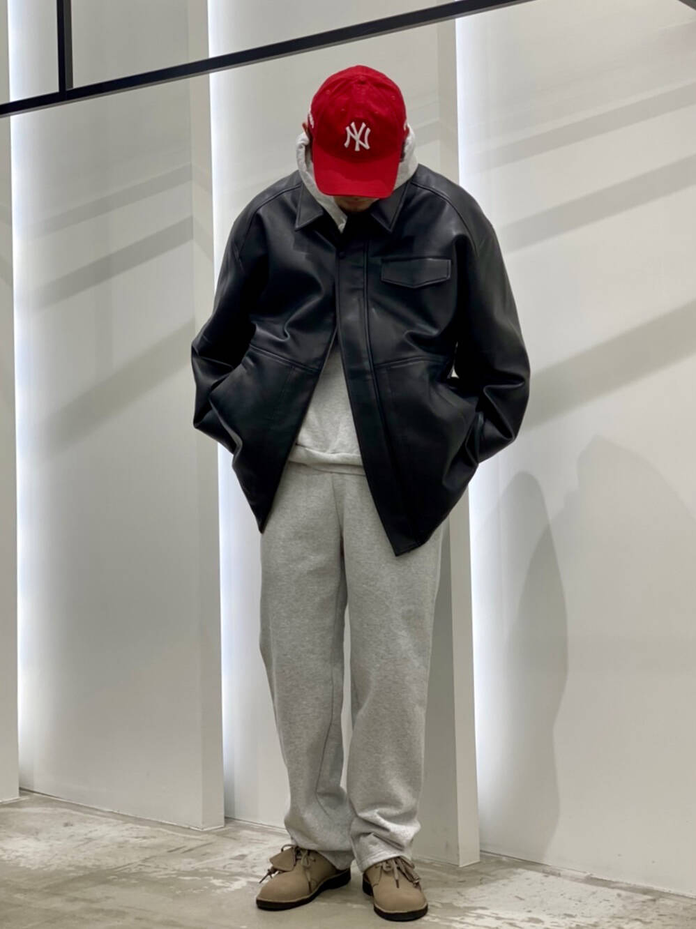 Urban Researchスタッフのパーカーを使ったメンズファッションコーディネート No