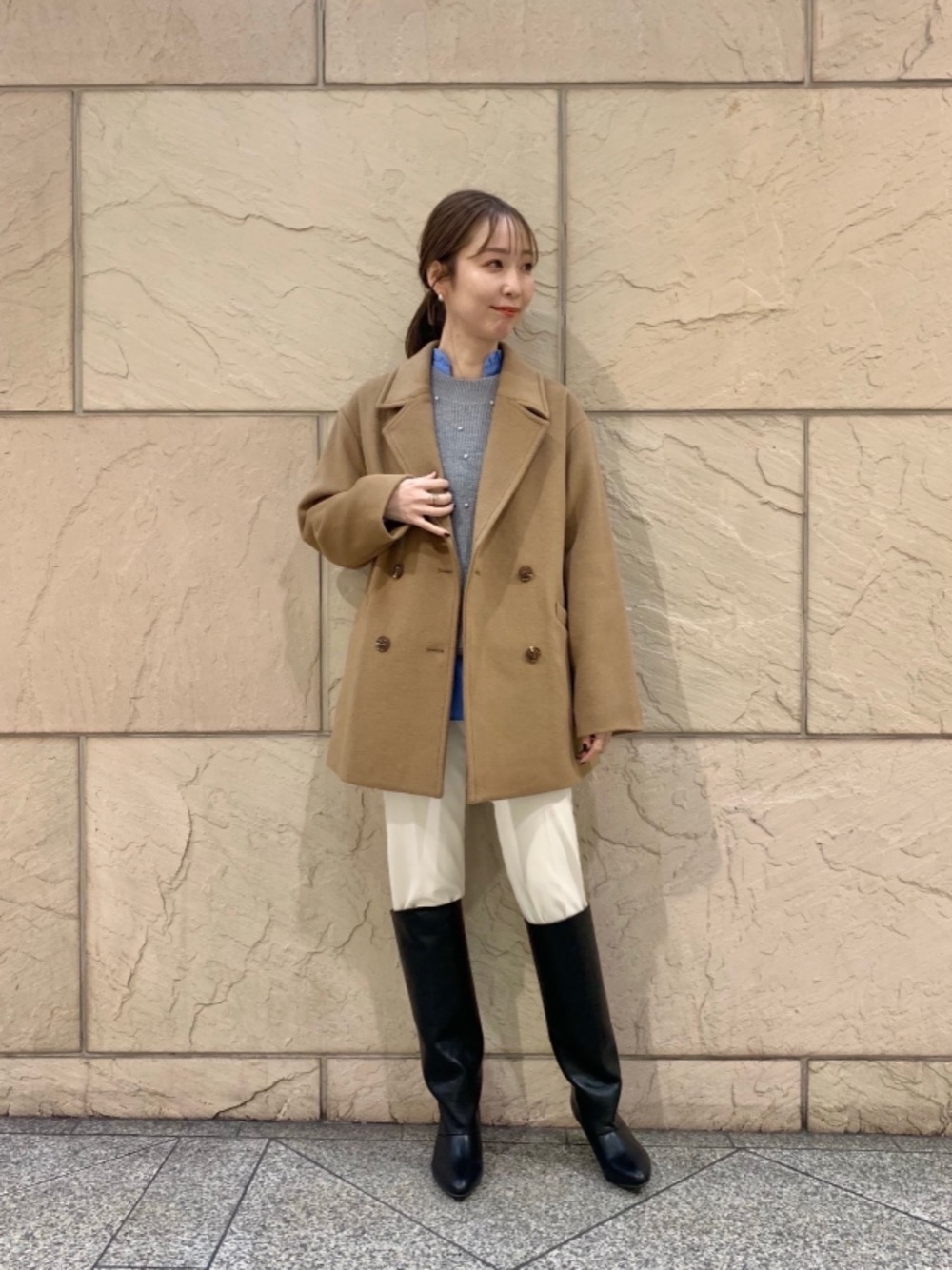身長：164cm

ショートコートは おしりが隠れる丈感でテーパードパンツとの相性がいいです。 アウターインに使用したニットは小さめなパールが今年らしい1枚。シャツとのレイヤードもおすすめです。