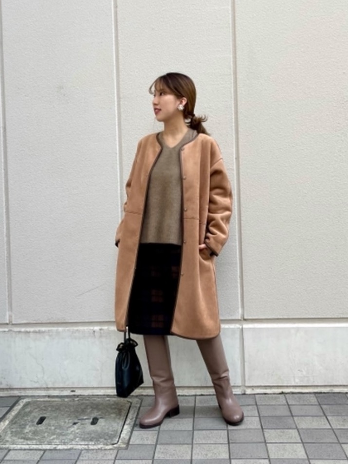 身長：157cm

今期トレンドのロングブーツにミニ丈のスカート合わせが今っぽいスタイリングです。
大人っぽく着るためにワントーンで統一させました。ニットは毛足が長いタイプですが、Vネックが首まわりをスッキリ見せてくれて、女性らしさも演出してくれます。スカートはフロントのゴールドボタンがポイントです
