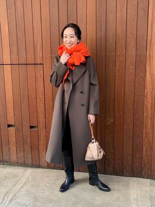 ウールコートとストール、ロングブーツを合わせた真冬にもおすすめなコーディネートです。ニットの編地で、非常に柔らかく軽いストールは差し色として活躍してくれます。発色がとても良いので、ニュアンスカラーのアウターや、小物と合わせると統一感が出ます。