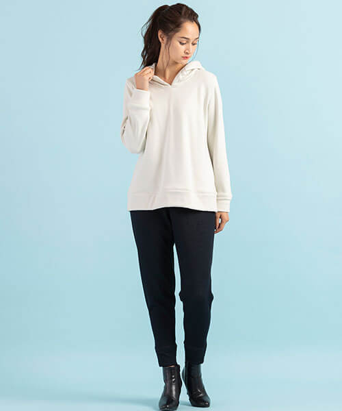 毛布を着ているような暖かな一枚、裏起毛パーカーとジョガーパンツのコーディネート。寒い日のデイリーに活躍します。
◆大きいサイズ◆model:173cm