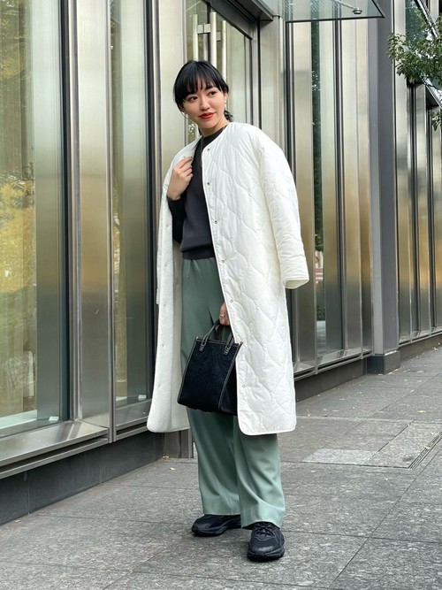 リバーシブルのコートをキルト側の面を表に着用しました。ボアよりスッキリとしたシルエットで着用していただけます。
ライム色のボトムスを合わせて、柔らかい女性らしい雰囲気と、トレンド感を。