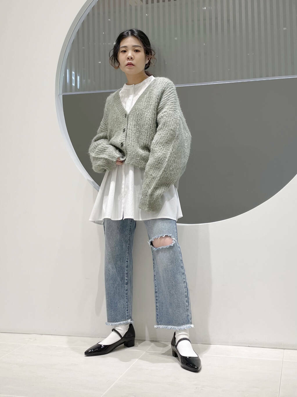 Rode Skoスタッフのシャツ ブラウスを使ったレディースファッションコーディネート No 513