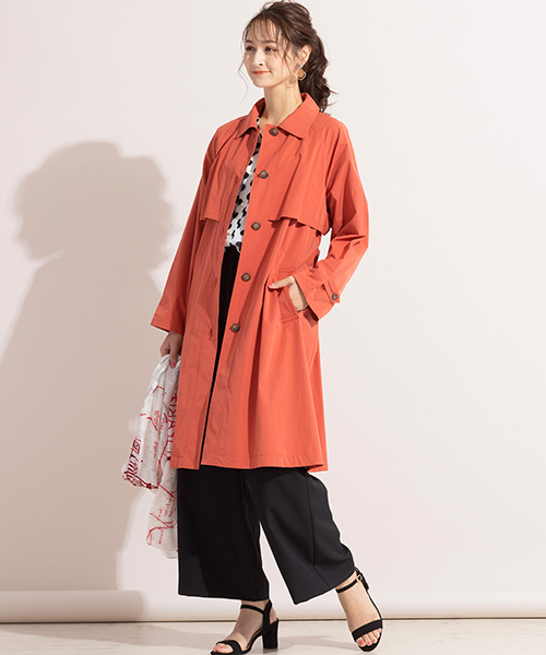 ステンカラーとトレンチの良いところを取り入れた、着こなしやすいコートスタイル。水玉ブラウスで上品なコーデに。明るいオレンジのカラーが気分を盛り上げてくれます！
◆L/LL/3Lサイズ◆model:173cm