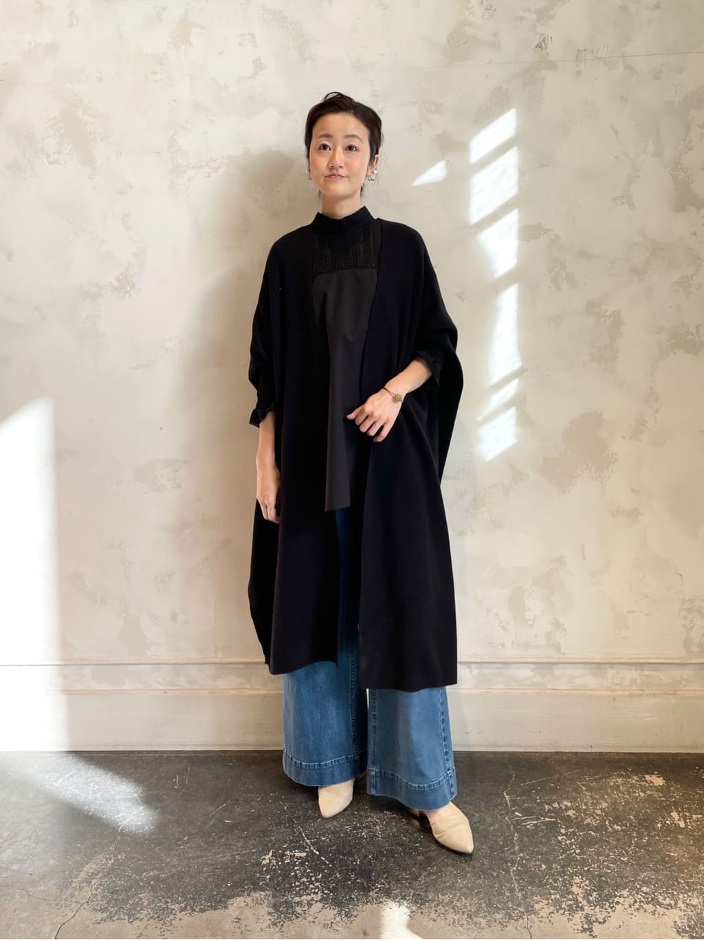 【cardigan】着用サイズ:1
昨日の青山店からのライブ配信でもご紹介したヒラヒラロングカーデが本日よりご予約開始。
今回私はブラックの1サイズを着用。
膝が隠れる着丈でしっかり長さがあるので、チュニックや膝下のワンピースとパギンスを合わせた時などにもバランス良く羽織れます。

サイドスリットがかなり深めに入るので、インナーをブラックにしても重たく見えません。
ロングカーディガンってしゃがんだ時などに裾が気になりますが、こちらは綿100%で手洗いできるので、気兼ねなく羽織れる1枚です。
5色展開で絶対使えるので、色違いで欲しくなりますね。

洗濯　：手洗い可
伸縮性：あり
透け感：なし


【blouse】着用サイズ:F
昨日からブラックが予約開始になったレースコンビシャツ。
繊細ですがカジュアルな印象のレースなので、年齢問わずに着ていただきやすいと思います。
ブラックはレース部分の透け感も気になりにくく、着丈もおしり隠れる長さで安心です。

お袖はゴム入りでレースが入っていて、カーディガンの袖からチラッと見せても素敵ですよ。

洗濯　：手洗い可
伸縮性：なし
透け感：レース部分あり
裏地　：なし


【pants】着用サイズ:1
フロントのボタンが全て違うデザインのデニムパンツ。
ストレッチの効いた柔らかい生地なので、デニムのゴワつきがなく、かなり穿きやすいです。
後ろの右にポケットがつきます。

伸縮性：多少あり
透け感：なし
裏地　：なし


【bag】
latilde.のダイヤルバッグ。
大きさやパーツ使いの割にかなり軽く、荷物を入れてもストレスなく持てます。
持ち手のコードデザインもアクセントになります。


【shoes】
FABIO RUSCONI

